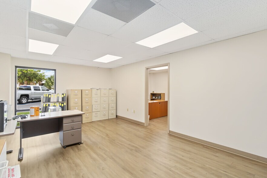 More Photos Of 1076 Florida Central Pky, Longwood Warehouse For Lease