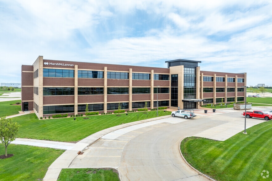 More Photos Of 12421 Meredith Dr, Urbandale Office For Lease