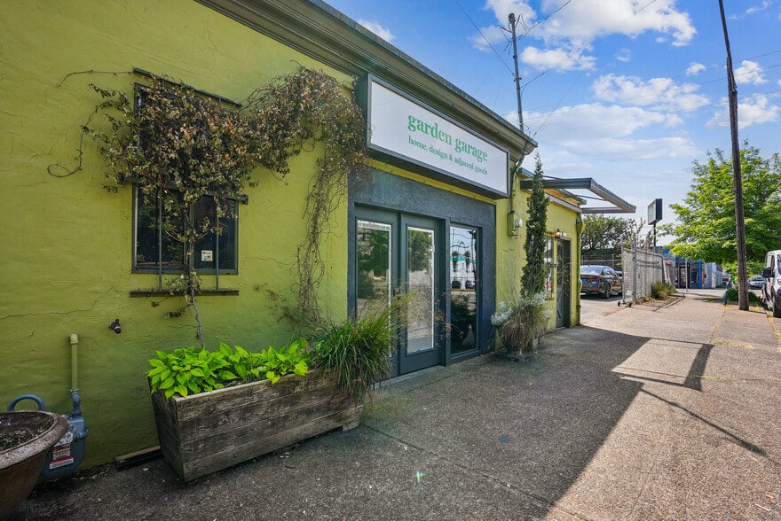 Primary Photo Of 1114 SE Clay St, Portland Freestanding For Sale