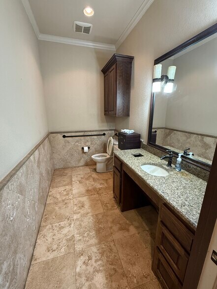 More Photos Of 2913 Overland Trl, Sherman Medical For Lease