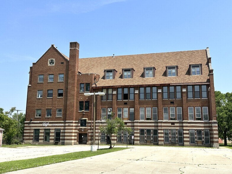 More Photos Of 921 W State St, Rockford Schools For Sale