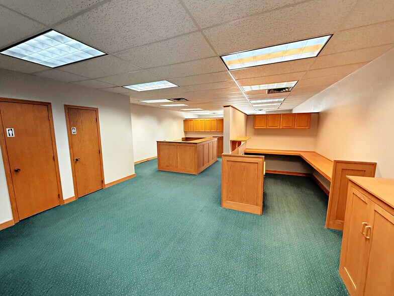 More Photos Of 115 Broad St, Reinbeck Office For Sale