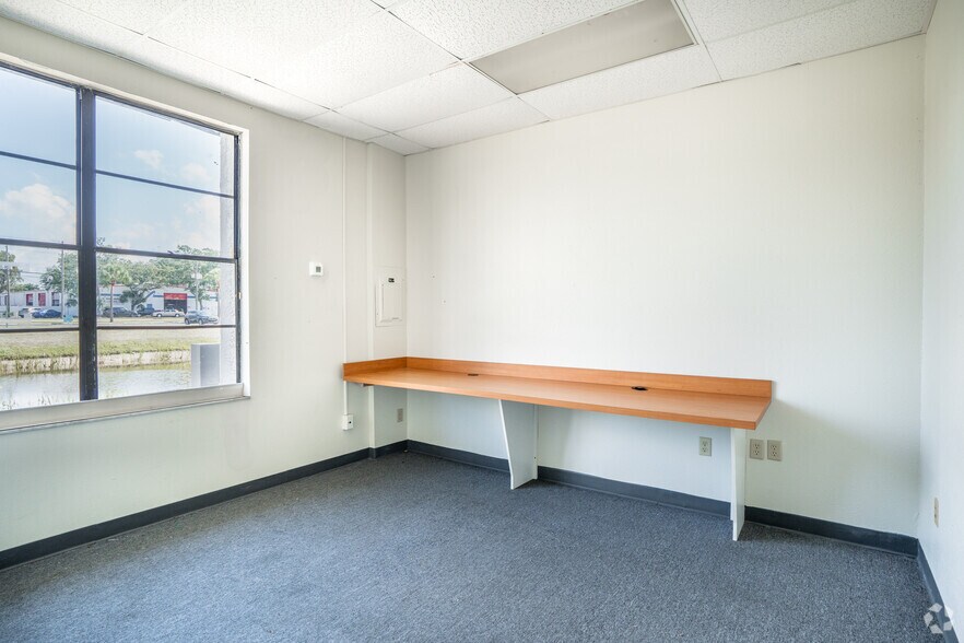More Photos Of 11350 66th St N, Largo Office Residential For Lease