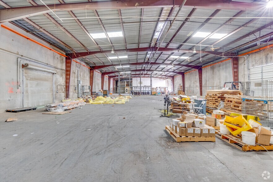 More Photos Of 1315 E Gibson Ln, Phoenix Warehouse For Lease