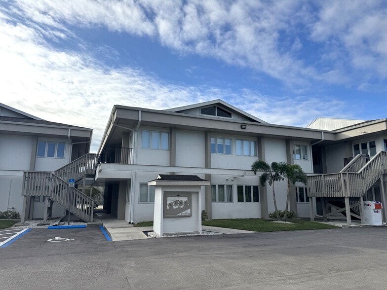 Primary Photo Of 1705 Colonial Blvd, Fort Myers Medical For Lease