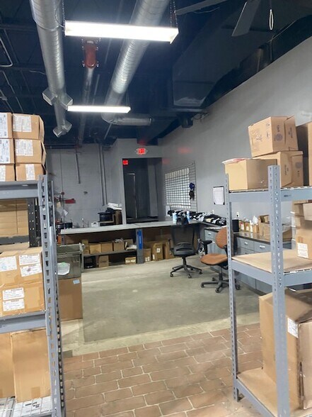 More Photos Of 9840 S 27th St, Oak Creek Showroom For Lease