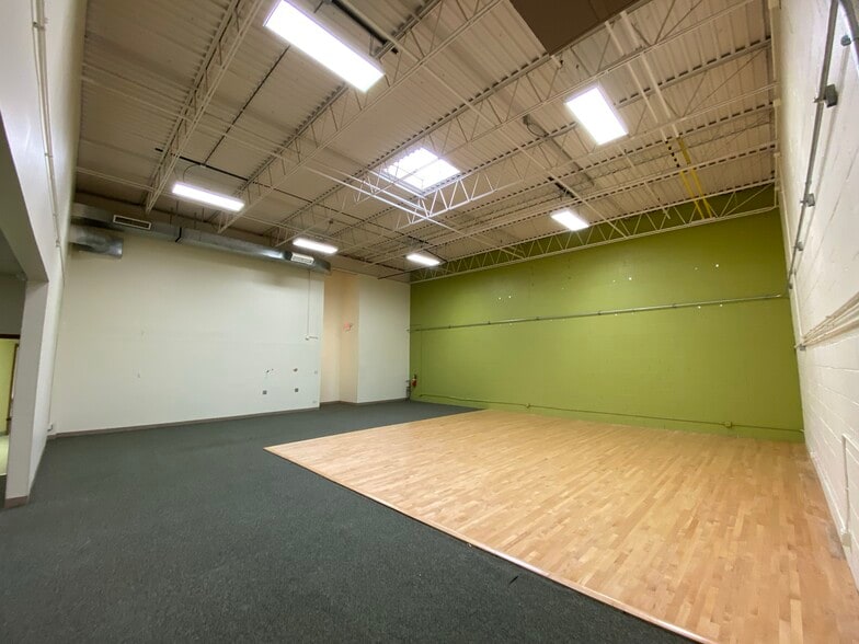 More Photos Of 12549 Holiday Dr, Alsip Warehouse For Lease