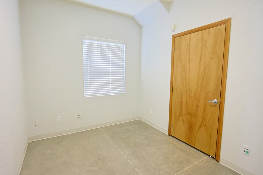 More Photos Of 137 Hall Ave, Coos Bay Office For Sale