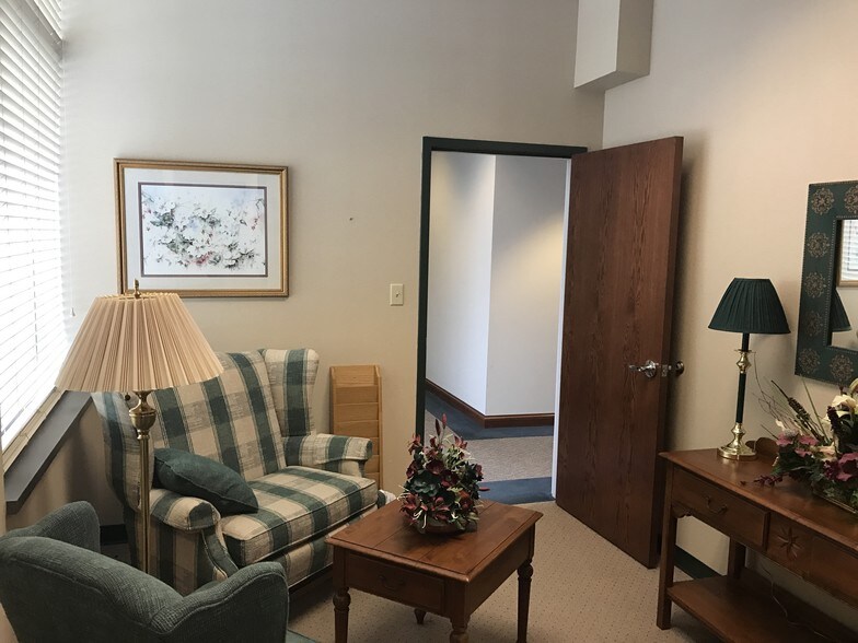 More Photos Of 415 Columbia St, Lafayette Office For Sale