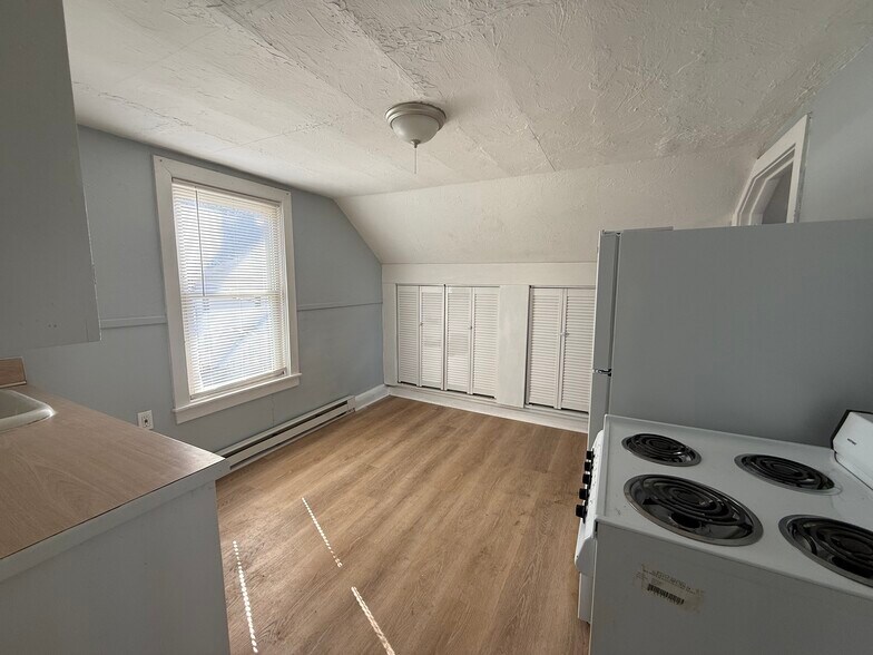 More Photos Of 2 Lyon St, Putnam Apartments For Sale