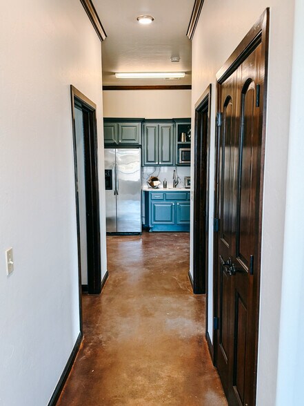 More Photos Of 604 W 18th St, Edmond Office For Lease