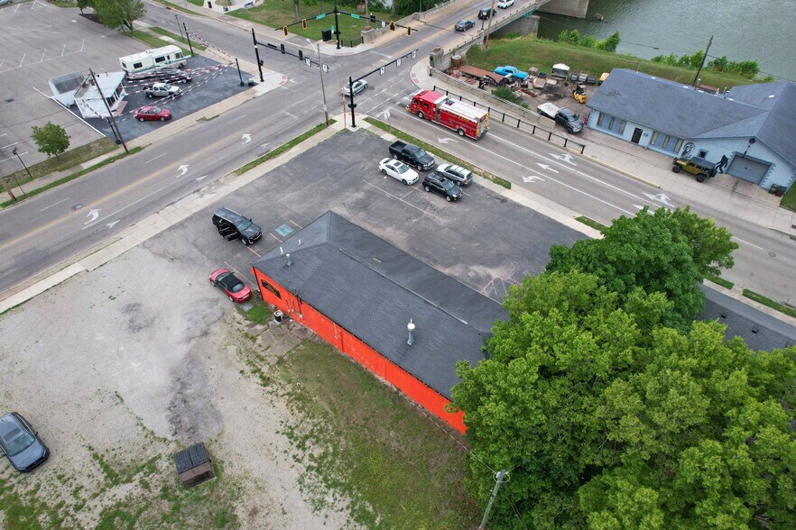 More Photos Of 140 S River St, Franklin Storefront For Sale