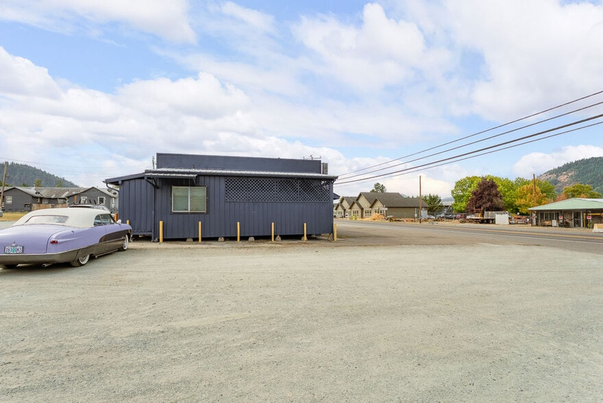 More Photos Of 125 Opresik Ln, Myrtle Creek Bar For Sale