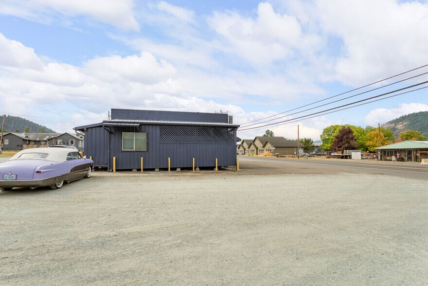 More Photos Of 125 Opresik Ln, Myrtle Creek Bar For Sale