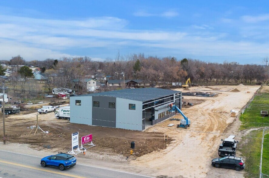 More Photos Of 74 N Happy Valley Rd, Nampa Warehouse For Lease