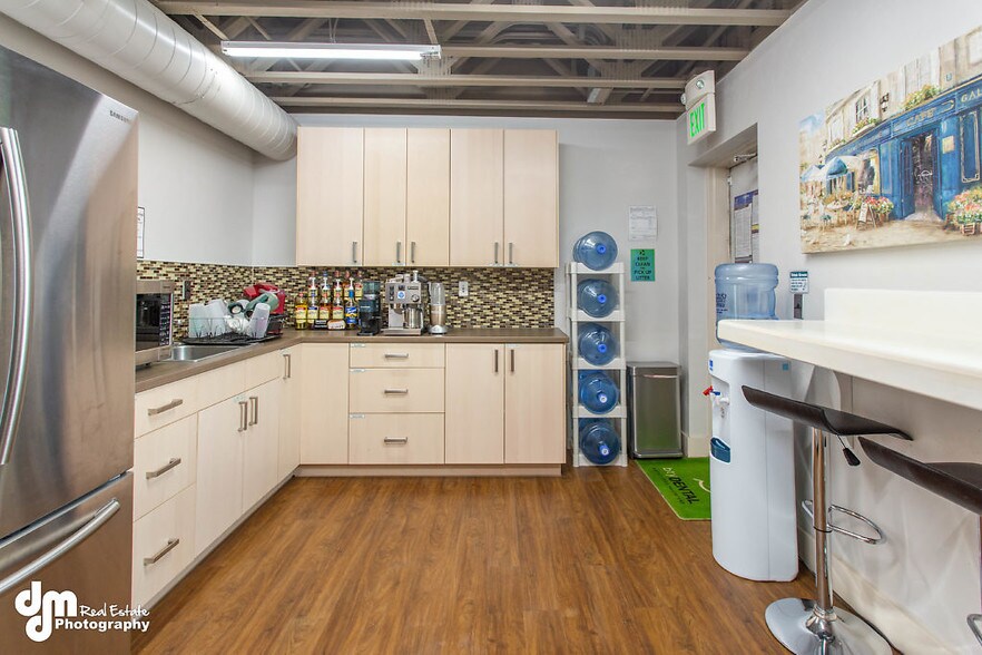 More Photos Of 8801-8811 Toloff St, Anchorage Office For Sale