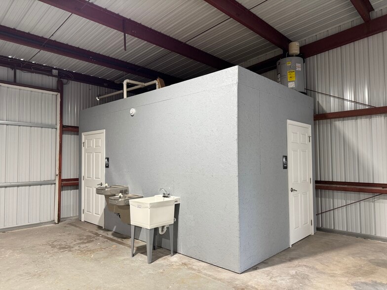 More Photos Of 226 Industrial Loop, Orange Park Service For Lease