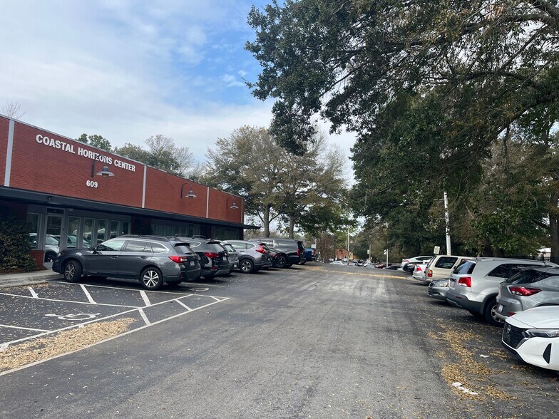 More Photos Of 609 Shipyard Blvd, Wilmington Office For Sale