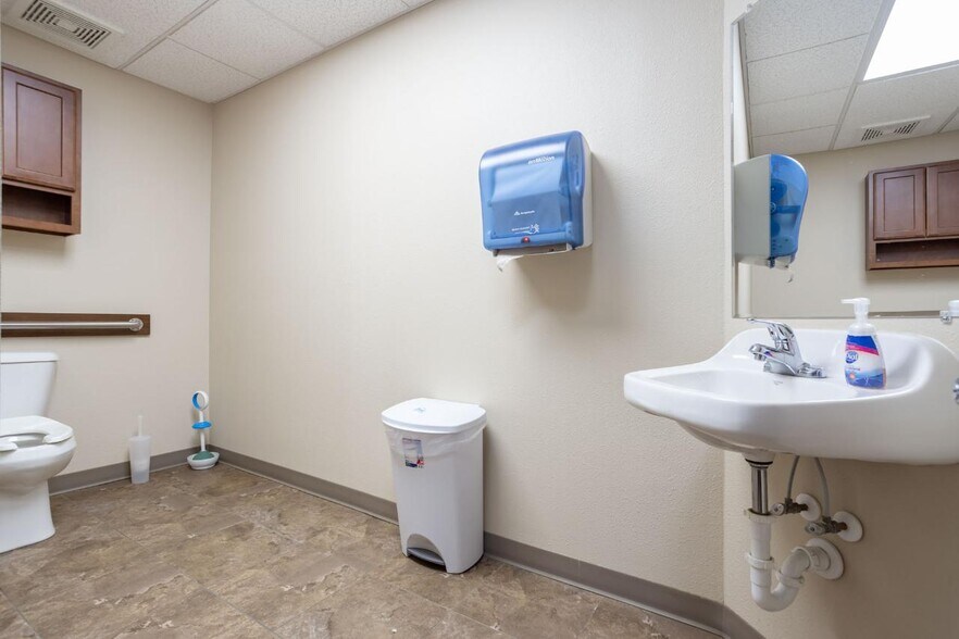 More Photos Of 2000 Burdick Expy E, Minot Office For Lease