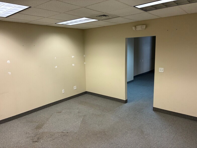 More Photos Of 160 S Turnpike Rd, Wallingford Light Distribution For Lease