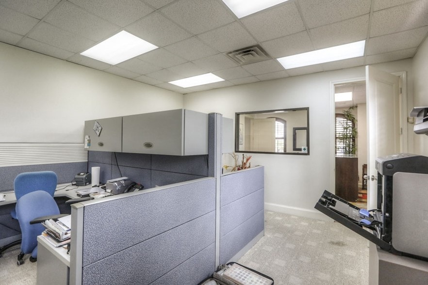 More Photos Of 5905 Winsome Ln, Houston Office For Sale