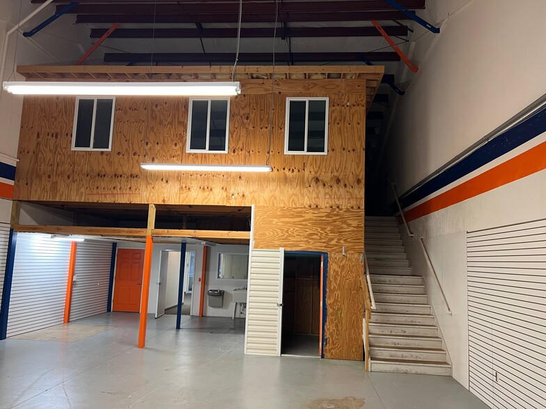 More Photos Of 4566 NW 5th Blvd, Gainesville Flex For Lease