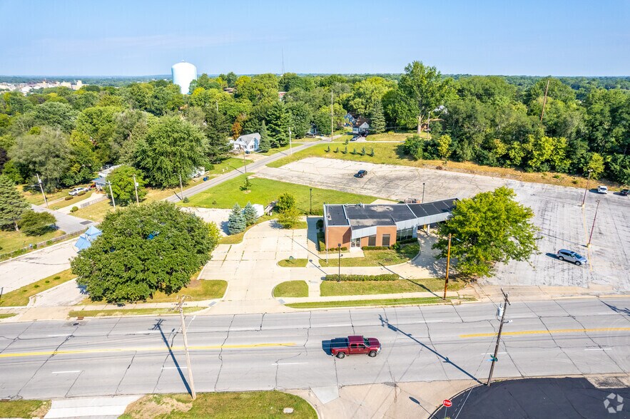 More Photos Of 2742 Hubbell Ave, Des Moines Bank For Lease