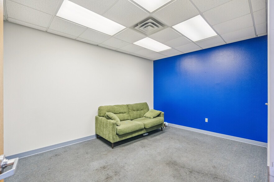 More Photos Of 701 Technology Pl, Waverly Manufacturing For Lease