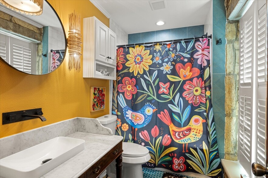 More Photos Of 111 S Houston St, Granbury Loft Creative Space For Sale
