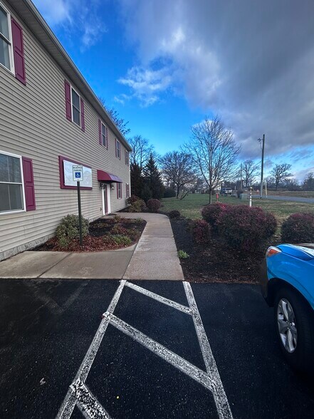 More Photos Of 6008 Fair Oaks Dr, Frederick Showroom For Lease