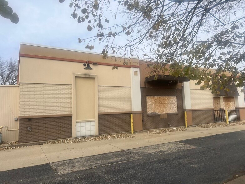 More Photos Of 737 N Galena Ave, Dixon Fast Food For Sale