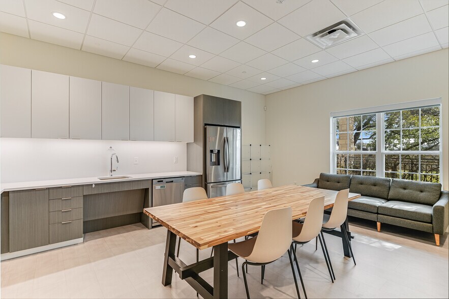 More Photos Of 5915 La Crosse Ave, Austin Medical For Lease