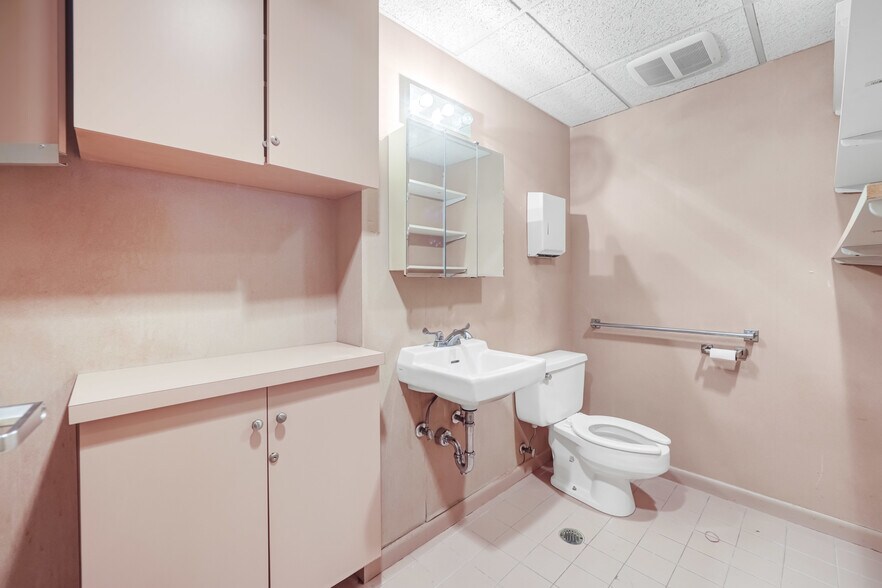 More Photos Of 385 S Maple Ave, Glen Rock Medical For Lease