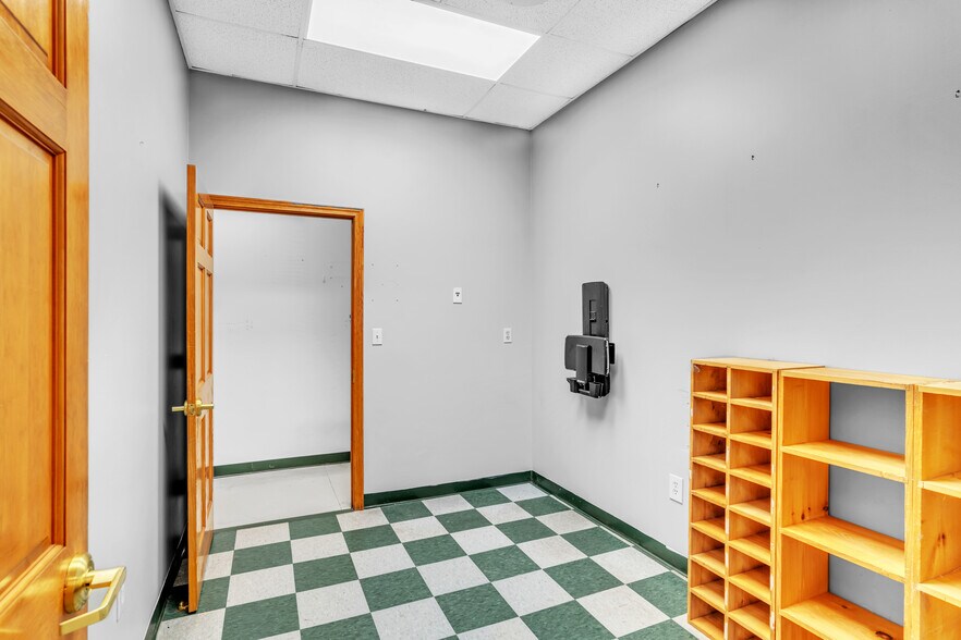 More Photos Of 1361 Memorial Dr, Chicopee Veterinarian Kennel For Lease