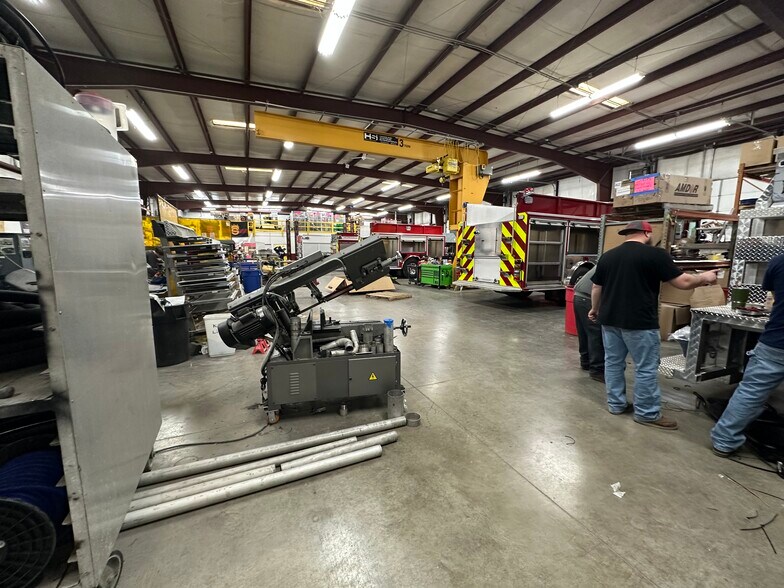 More Photos Of 1701 W County Line Rd, Springfield Manufacturing For Lease