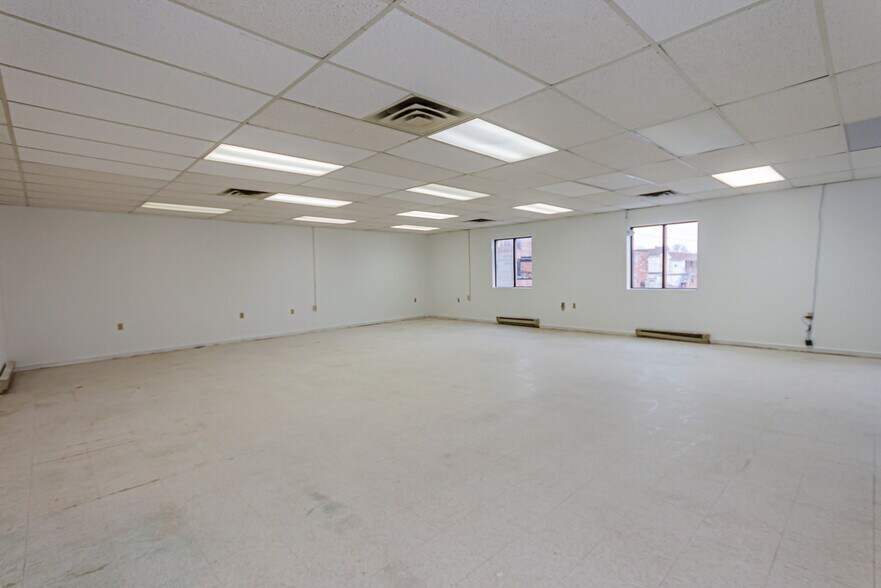More Photos Of 151 Brock St N, Whitby Warehouse For Lease