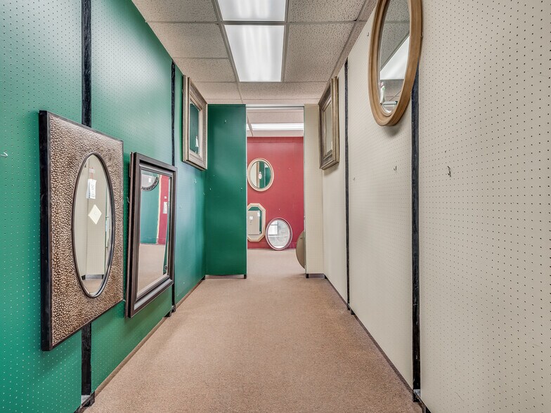 More Photos Of 3730-3732 N MacArthur Blvd, Warr Acres Showroom For Sale