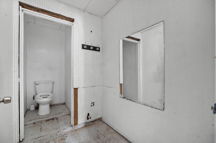 More Photos Of 2423 Palo Alto Rd, San Antonio Convenience Store For Sale