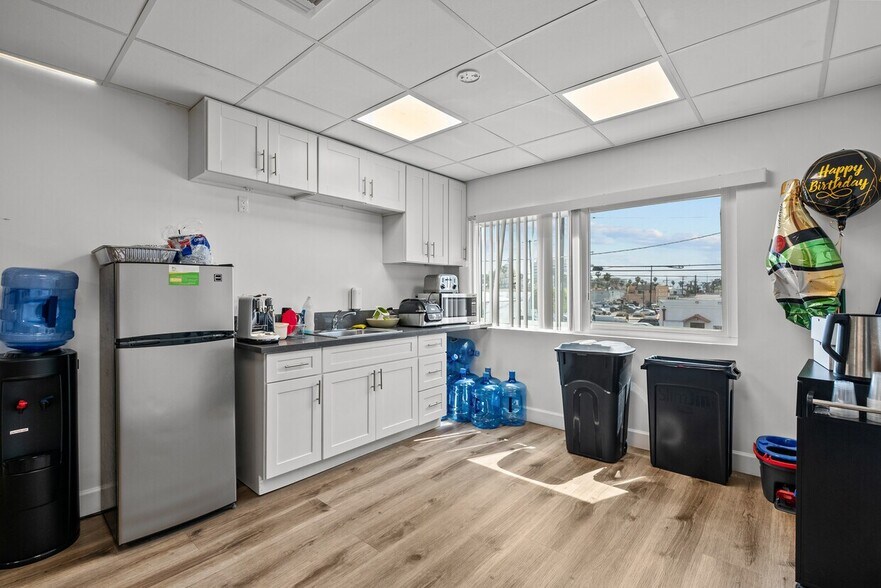 More Photos Of 14530 Hamlin St, Van Nuys Loft Creative Space For Lease