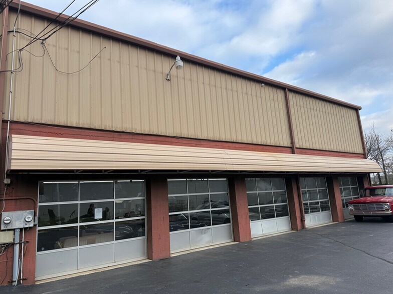 Primary Photo Of 715 E Spring St, Cookeville General Retail For Lease