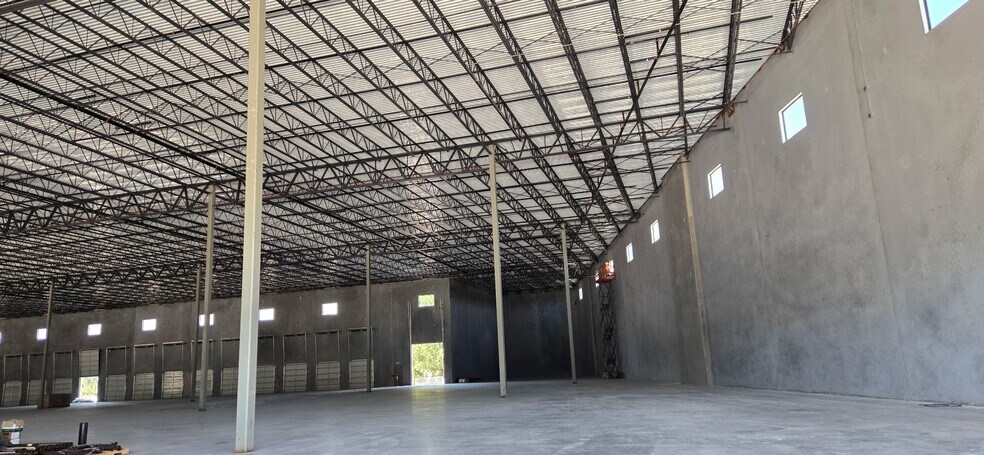 More Photos Of 8515 FL-33, Lakeland Distribution For Sale