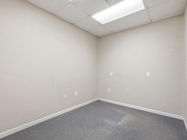 More Photos Of 832 W 11 Mile Rd, Madison Heights Warehouse For Sale