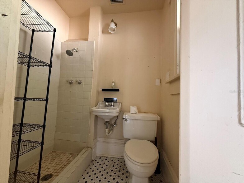 More Photos Of 5610 N Nebraska Ave, Tampa Office For Sale