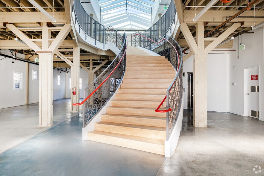 More Photos Of 1605 Ocean Front Walk, Santa Monica Storefront For Lease