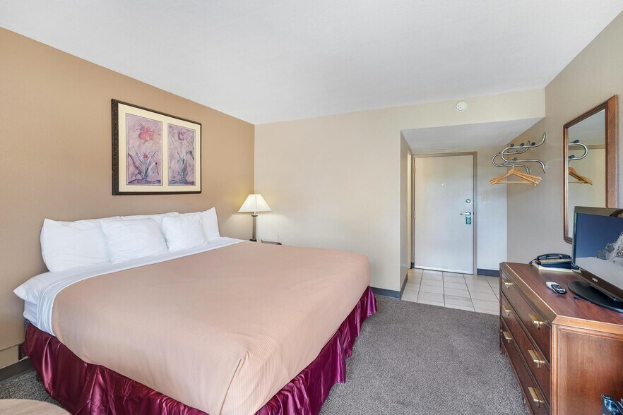 More Photos Of 150 N Lake Powell Blvd, Page Hotel For Sale