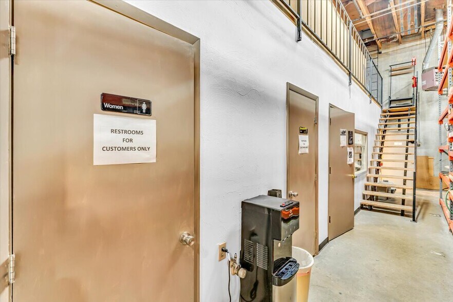 More Photos Of 1401 N Bailey Ln, Tucson Showroom For Sale