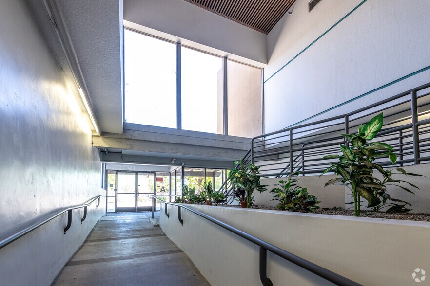 More Photos Of 4241 Williamsbourgh Dr, Sacramento Loft Creative Space For Sale