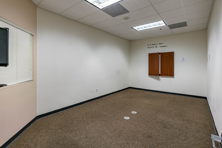 More Photos Of 300-304 E Avenue K6, Lancaster Office For Lease