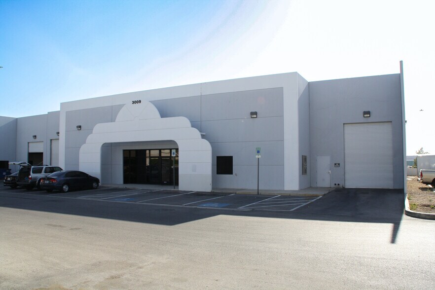 More Photos Of 3005-3009 E Post Rd, Las Vegas Service For Lease