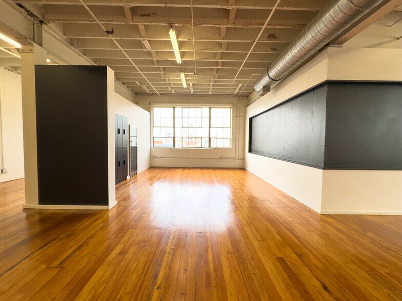 More Photos Of 1110 N Beachwood Dr, Los Angeles Loft Creative Space For Lease